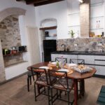 Cucina open space con tavolo da pranzo
