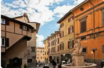 Piazza Santo Spirito vicino casa con chiesa dipinti di Lotto